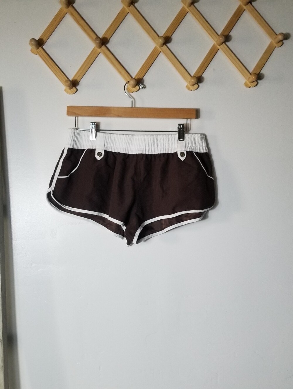 NO BOUNDARIES WOMEN'S BROWN AND WHITE SWIM SHORTS SIZE LARGE